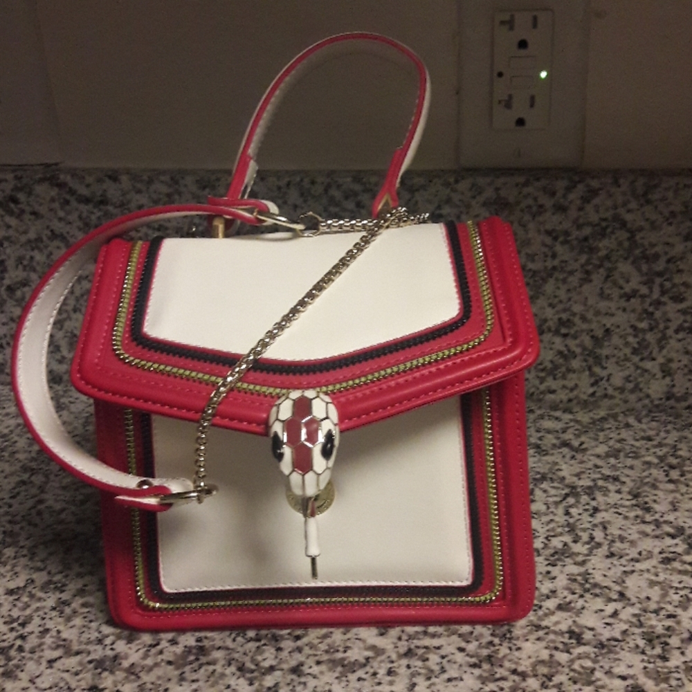 I'm selling a brand new bvlgari bag . Serpentine s